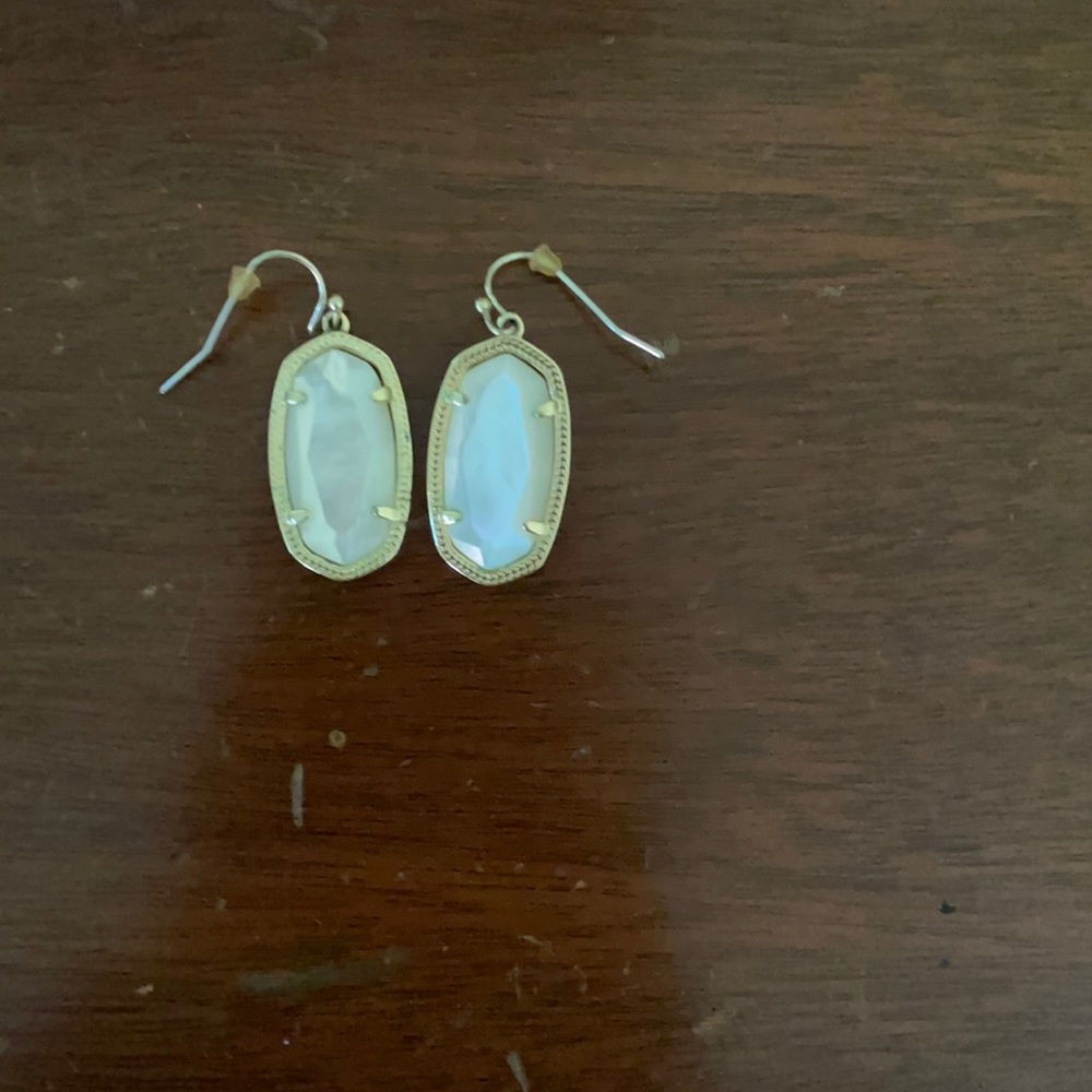 Dani Gold Earrings in White Pearl